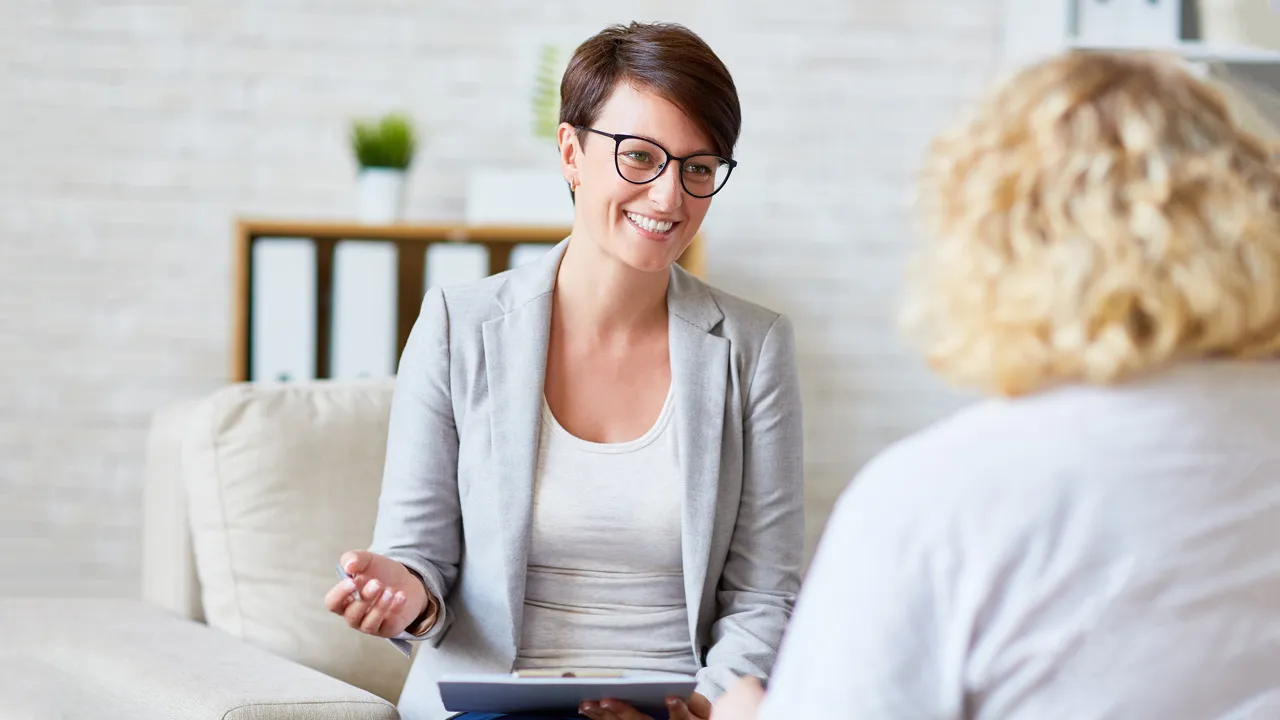Gesunde Führung: Zu guten Führungskräften geht man gerne ins Gespräch.